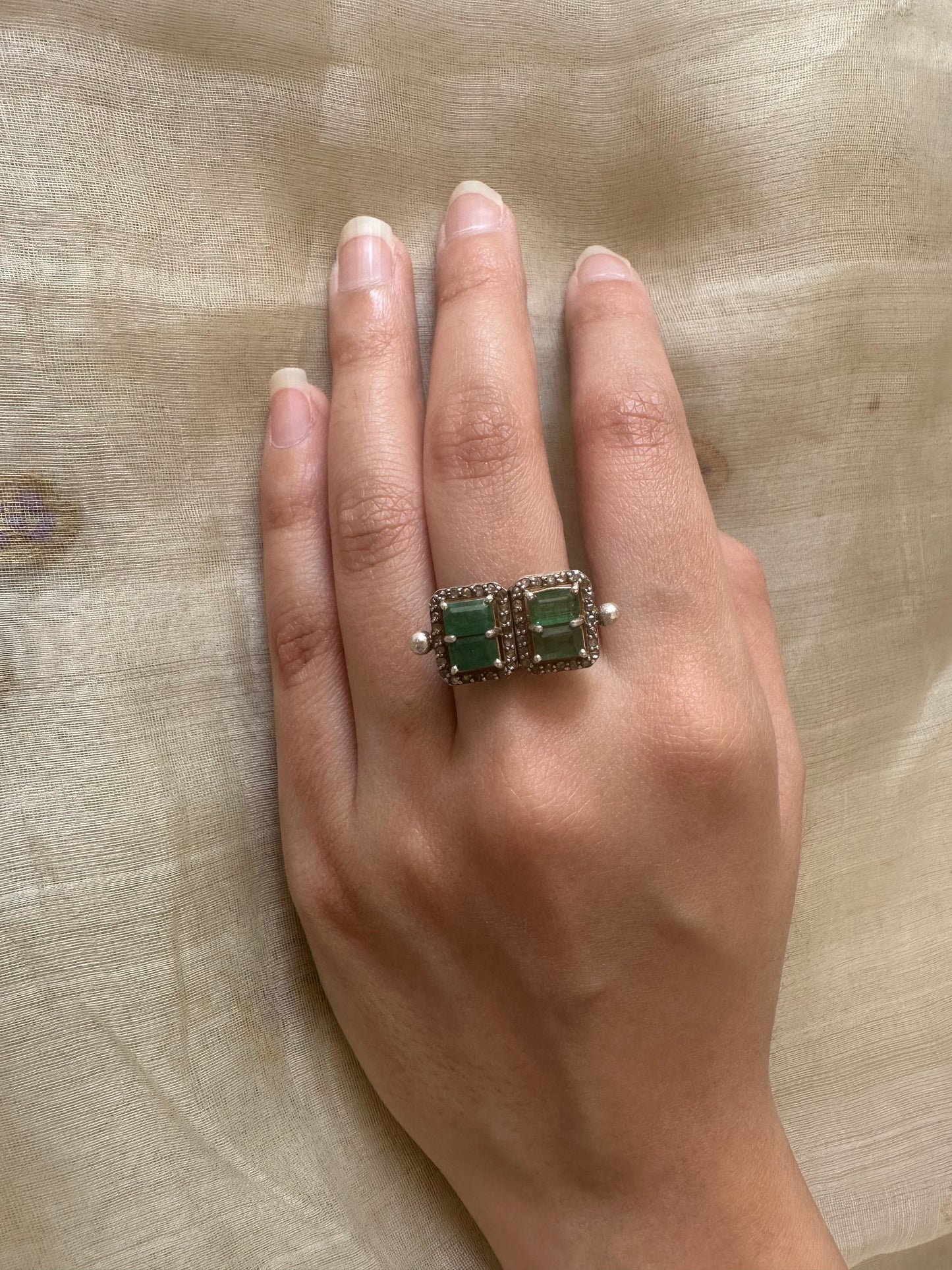 ILA EMERALD RING